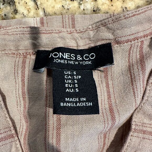 NWOT- Jones & Co Women’s Short Sleeve V Neck Cream Top Shirt Side Slit - Size SM - Picture 7 of 9